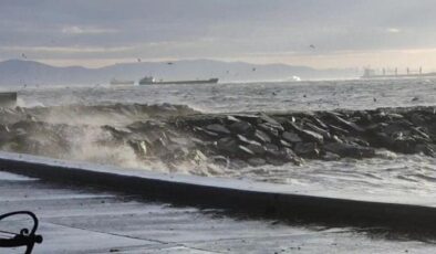 Fırtına nedeniyle Adalar’da vapur engeli
