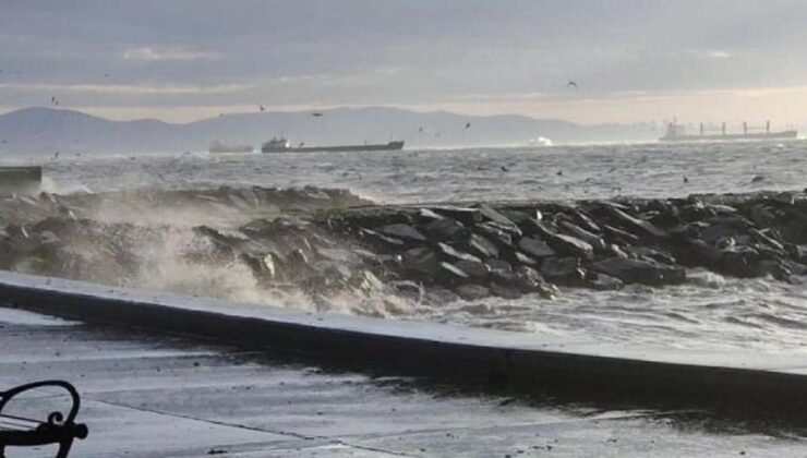 Fırtına nedeniyle Adalar’da vapur engeli