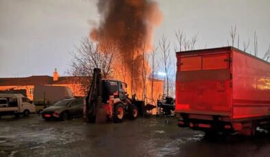 Gaziosmanpaşa’da otoparkta yangın: 14 araç küle döndü