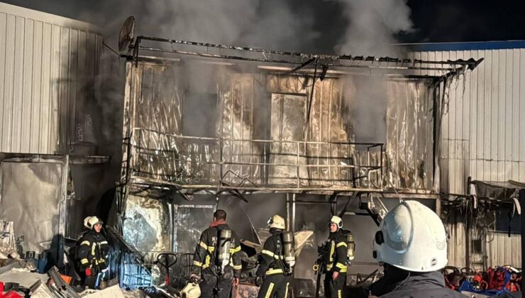 Gebze’de geri dönüşüm deposunda yangın: 1 işçi yaralandı