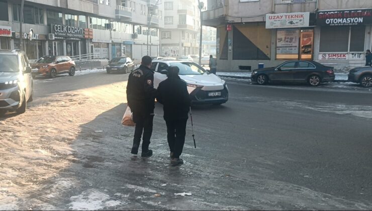 Görme engelli vatandaşın imdadına polis yetişti: O anlar kamerada