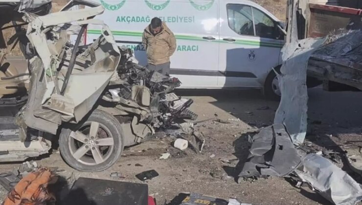 Hafif ticari araç tıra arkadan çarptı: 3 ölü