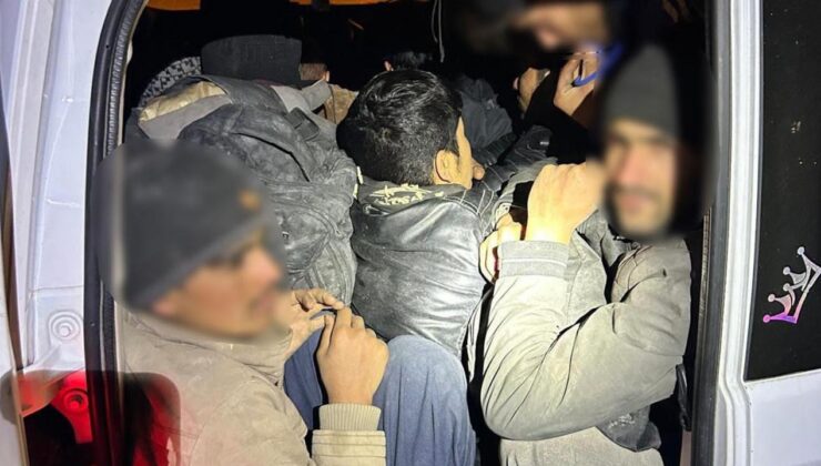 Hafif ticari araçta 12 kaçak göçmen yakalandı