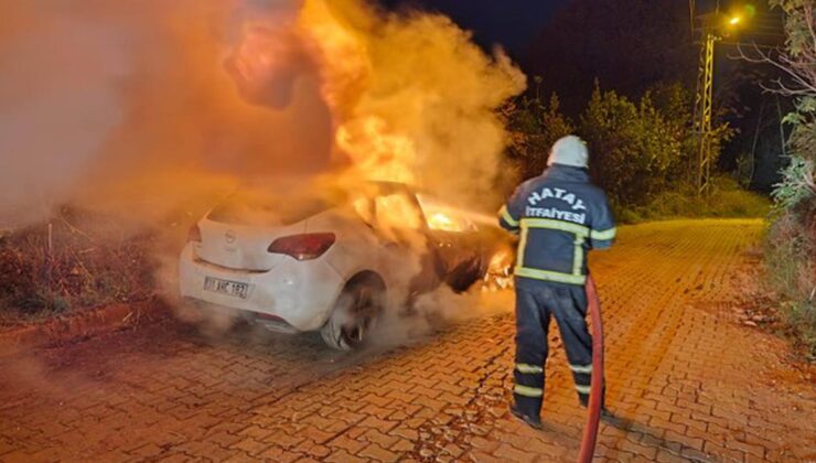 Hatay'da otomobilde çıkan yangın söndürüldü