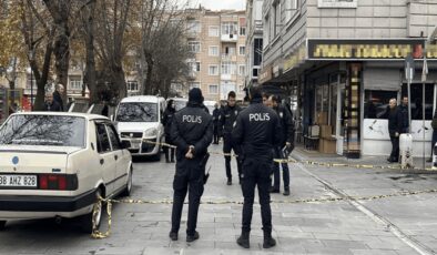 Hırdavatçı dehşeti: Önüne geleni bıçakladı