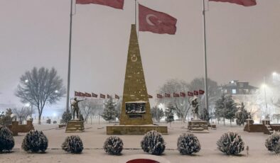 Iğdır’a mevsimin ilk karı düştü