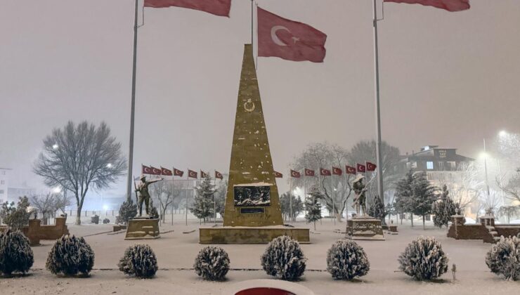 Iğdır’a mevsimin ilk karı düştü