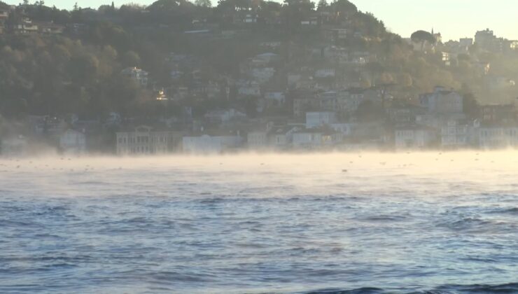 İstanbul Boğazı'nda görenleri şaşırtan manzara