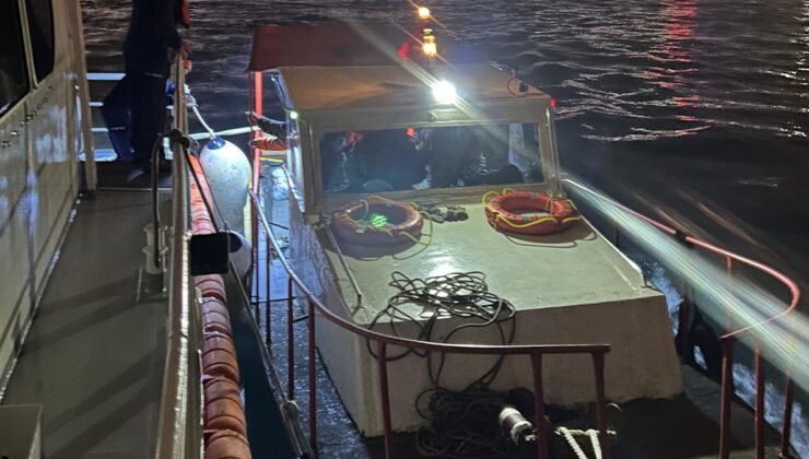 İstanbul Boğazı'nda sürüklenen tekne kurtarıldı: İçerisinde 6 kişi vardı