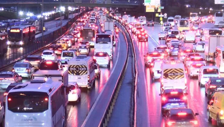 İstanbul felç oldu: Pazartesi çilesi bitmedi