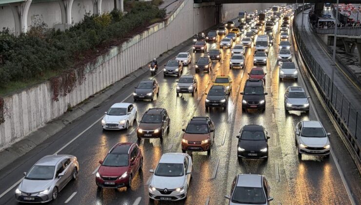 İstanbul haftaya trafik çilesiyle başladı: Yoğunluk yüzde 87’yi buldu