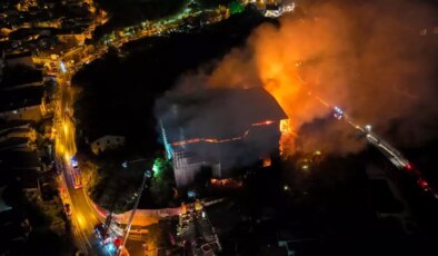 İstanbul’da tarihi köşkü küle çeviren yangın