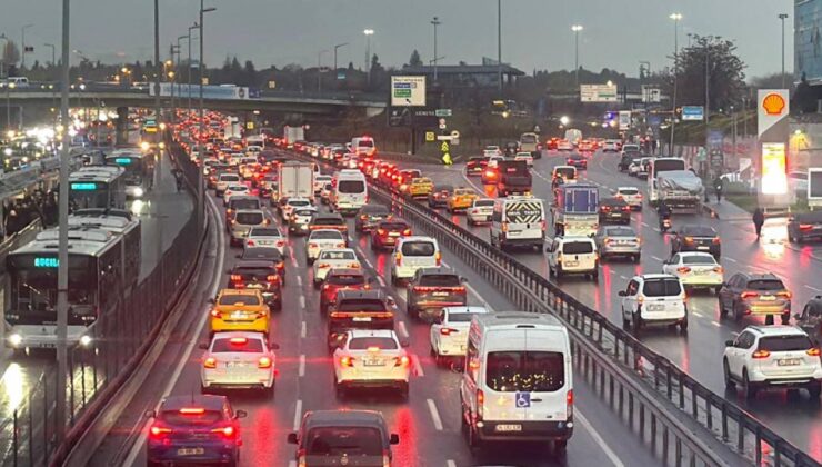 İstanbul’da sabah çilesi! Trafik yoğunluğu yüzde 85’e çıktı