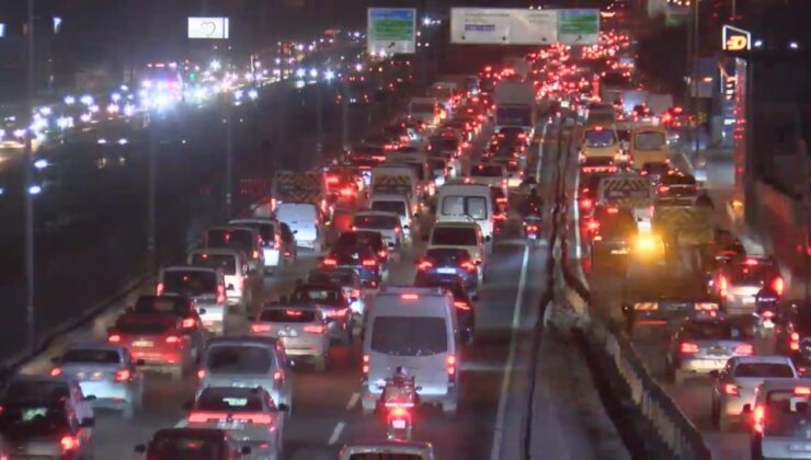 İstanbul'da haftanın ilk iş gününde trafik kilitlendi