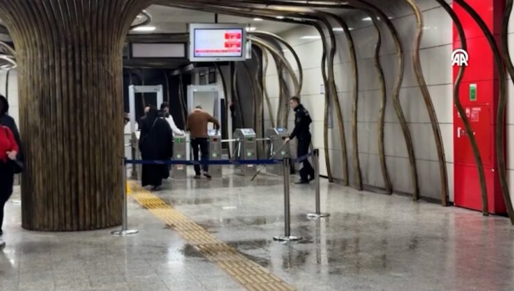 İstanbul'da metroda yolcular şaştı kaldı! Islanmamak için kaçıştılar