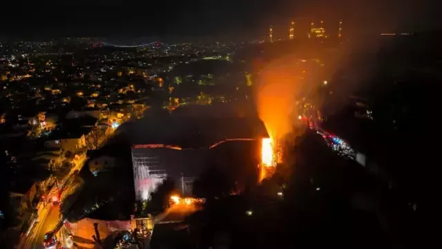 İstanbul'da tarihi köşkü küle çeviren yangın