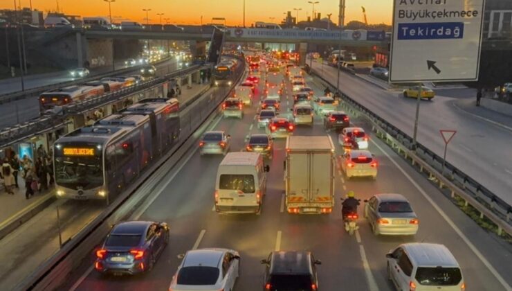 İstanbul'da yılbaşı trafiği: Yoğunluk yüzde 74'e ulaştı