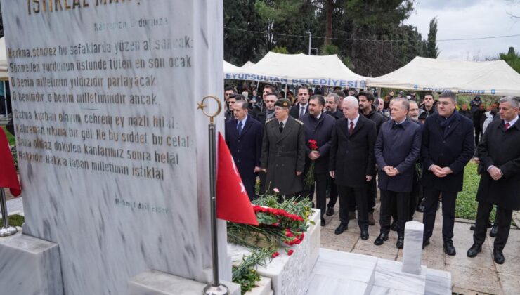 İstiklal şairi Mehmet Akif Ersoy vefatının 89. yılında kabri başında dualarla anıldı