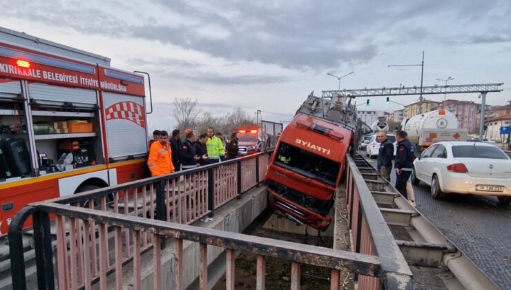 İtfaiye aracı iki köprü arasına sıkıştı