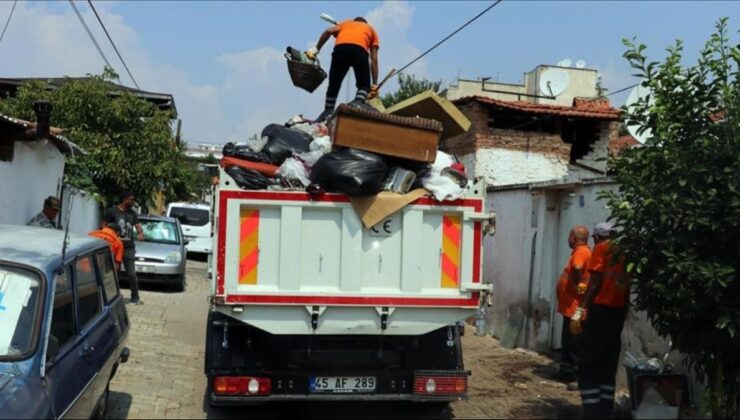 İzmir'de evden 4 kamyon dolusu çöp çıktı