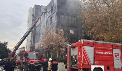 Kadıköy Bağdat Caddesi’nde 5 katlı binada yangın!