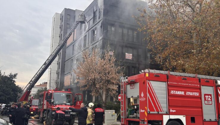 Kadıköy Bağdat Caddesi’nde 5 katlı binada yangın!