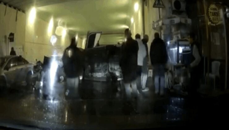 Kağıthane’de otomobil refüje çarparak devrildi: O anlar kamerada