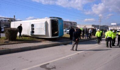 Kahramanmaraş’ta 3 araçlı kaza! Halk otobüsü devrildi: 17 yaralı