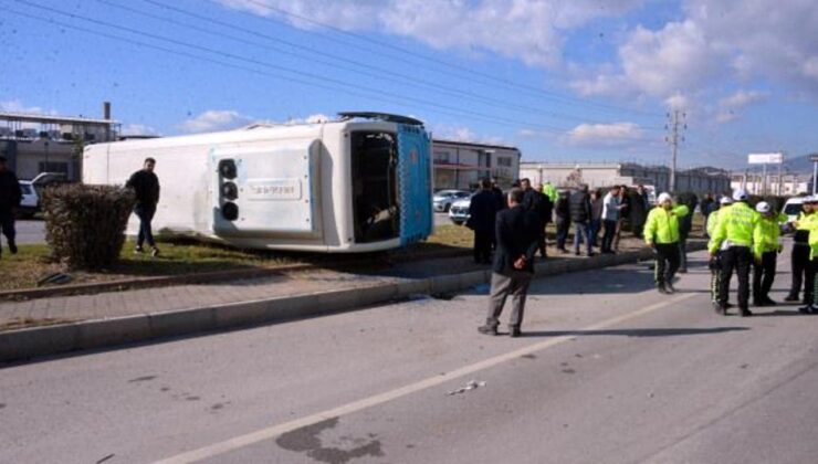 Kahramanmaraş’ta 3 araçlı kaza! Halk otobüsü devrildi: 17 yaralı