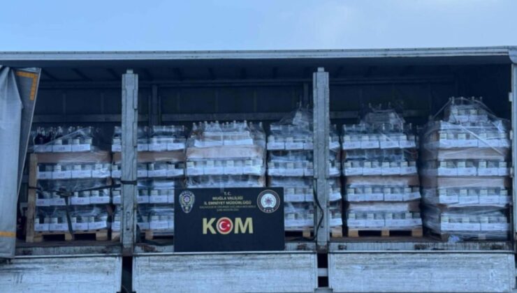Kamyonet kasasında binlerce litre sahte içki ele geçirildi