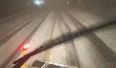 Kara yolu beyaza büründü: Turizm beldesine yılın ilk karı yağdı!