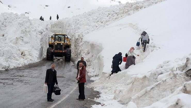 Karabet Geçidi yoğun kar nedeniyle ulaşıma kapatıldı