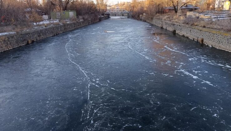 Kars eksi 15’i gördü: Kars Çayı 1 günde buz tuttu