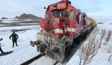 Kars’ta korkunç tren kazası: Kamyon sürücüsü öldü!