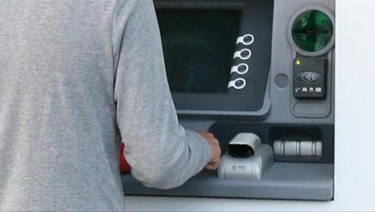 Kartını yutan ATM’ye sinirlendi, güvenlik görevlisini bıçakladı