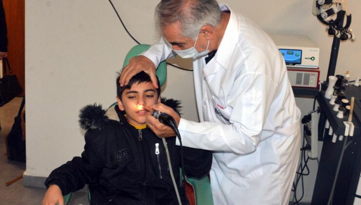 Kaşıntı şikayetiyle hastaneye giden Emirhan’ın burnundan çekirdek ve pipet parçası çıktı