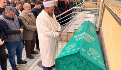 Kazada ölen nişanlı çift yan yana toprağa verildi