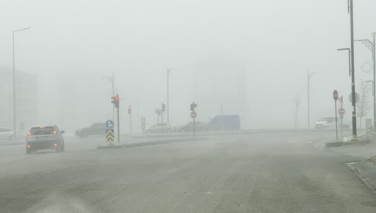 Kenti sis bulutları kapladı, göz gözü görmüyor!