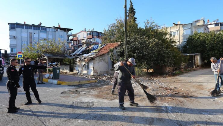 Kepez’de koku şikâyeti üzerine eve girildi: 2 kamyon çöp çıkarıldı