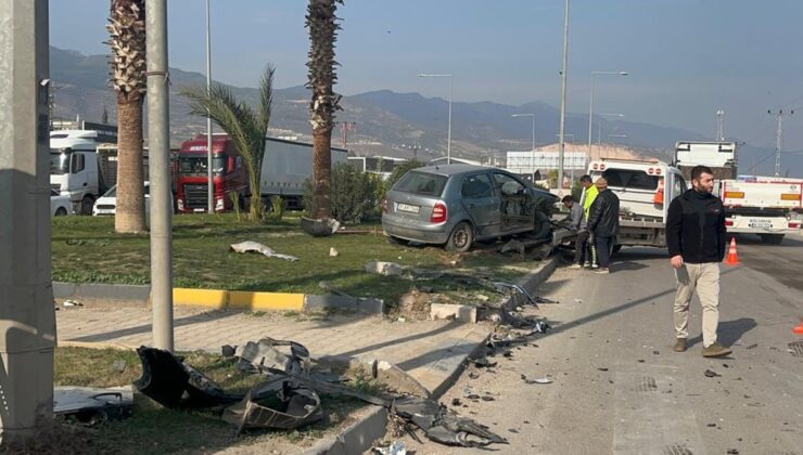 Kırıkhan’da iki araç çarpıştı: 5 yaralı, 1’inin durumu ağır
