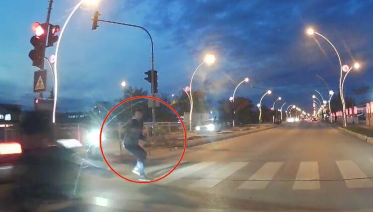 Kırmızı ışık ihlali yapan motosikletli yayaya çarptı: O anlar kamerada