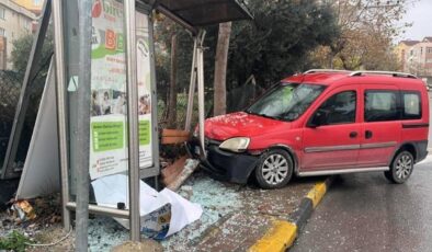 Kocaeli’de park halindeyken hareket araç durağa daldı