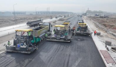 Konya Büyükşehir Aslım caddesinde yoğun asfaltlama çalışması yapıyor