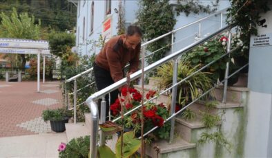 Köy imamı görev yaptığı caminin çevresini çiçeklerle donattı