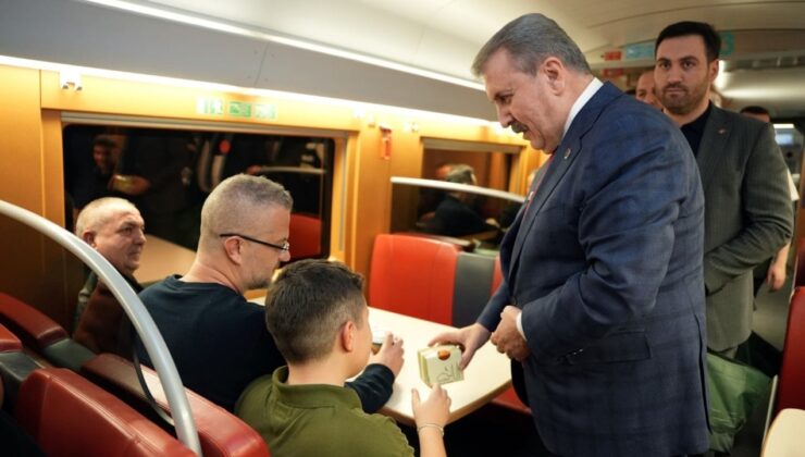 Küçük ortak trene bindi kandil simidi dağıttı