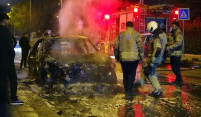 Küçükçekmece’de seyir halindeyken alev alan otomobil kullanılamaz hale geldi