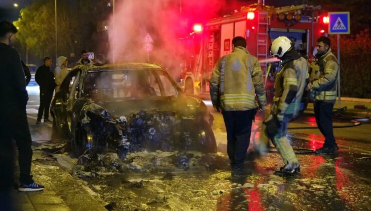 Küçükçekmece’de seyir halindeyken alev alan otomobil kullanılamaz hale geldi