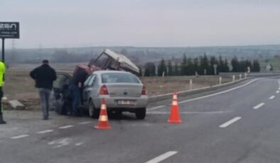 Kütahya’da otomobil ile traktör çarpıştı: 2 yaralı