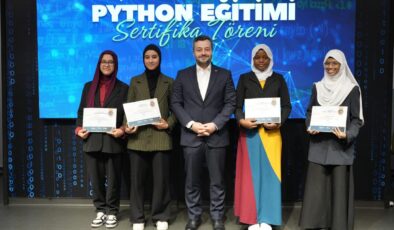 Lise öğrencileri Python Sertifikası aldı