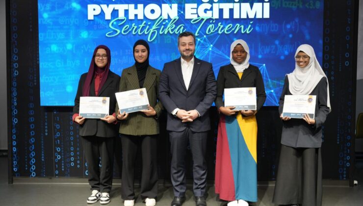 Lise öğrencileri Python Sertifikası aldı